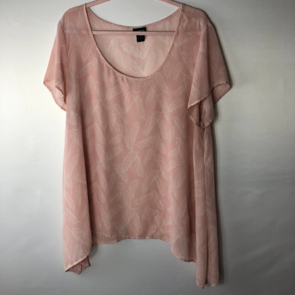 Torrid Pink Feather Print Sharkbite Blouse SZ 2 - Picture 2 of 8